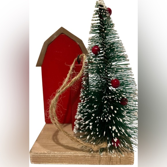 Large barn scene with tree Ornament - Picture 3 of 3